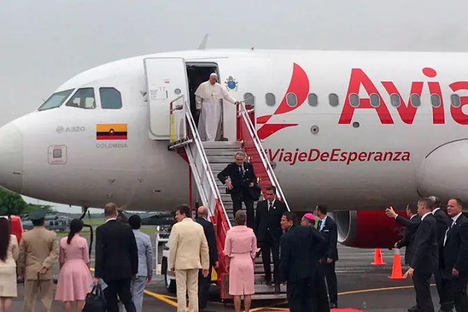 El Papa llegó a Villavicencio: Pide rezar por la paz porque Colombia se lo merece