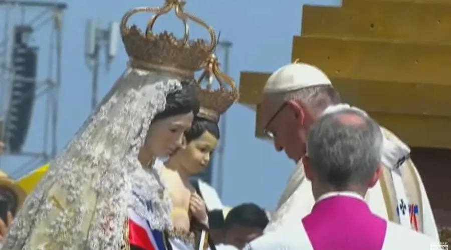 El Papa Francisco corona a la Virgen del Carmen de la Tirana / Foto: Captura YouTube