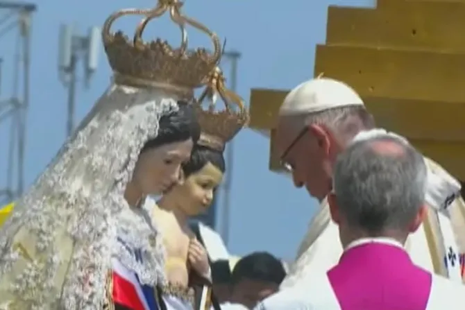 El Papa Francisco corona a la Virgen del Carmen de la Tirana