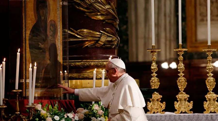 Papa Francisco frente a la imagen de Virgen María / Foto: L'Osservatore Romano ?w=200&h=150