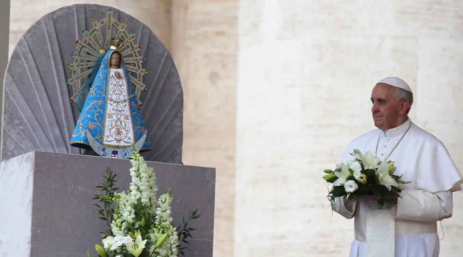 Papa Francisco junto a imagen de la Virgen de Luján. Foto: Stephen Driscoll / ACI Prensa?w=200&h=150