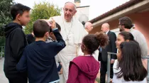 El Papa Francisco visita un Aldea Infantil por el Viernes de Misericordia / Foto: L'Osservatore Romano
