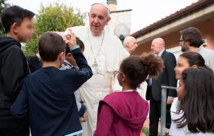 El Papa Francisco visita un Aldea Infantil por el Viernes de Misericordia / Foto: L'Osservatore Romano 