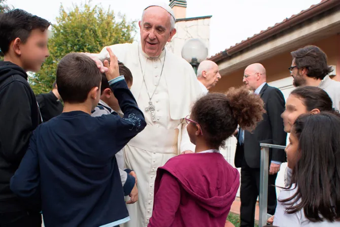 [FOTOS] Viernes de Misericordia: Papa visita niños de Aldea Infantil y cardenal anciano