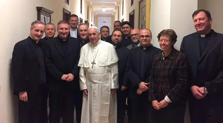 El Papa se fotografía junto a algunos miembro de la Secretaría de Estado. Foto: SDE?w=200&h=150