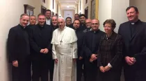 El Papa se fotografía junto a algunos miembro de la Secretaría de Estado. Foto: SDE