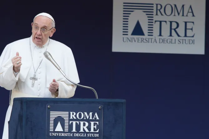 Papa Francisco arremete contra universidades que imponen ideología y no enseñan a dialogar