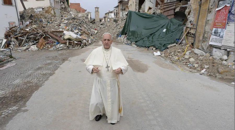 El Papa durante su visita a la zona golpeada por el terremoto en Italia en 2016. Foto: L'Osservatore Romano?w=200&h=150