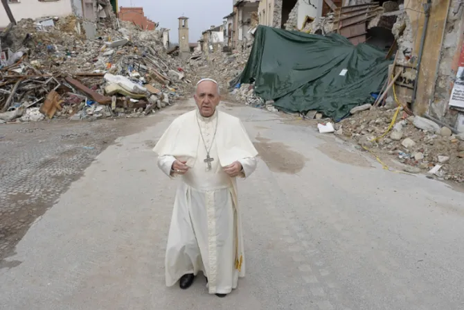 Papa Francisco lleva consuelo y ayuda a víctimas de terremoto en Italia