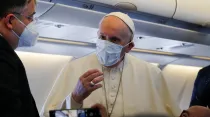 El Papa Francisco en el vuelo a Irak. Crédito: Colm Flynn - EWTN / ACI Prensa
