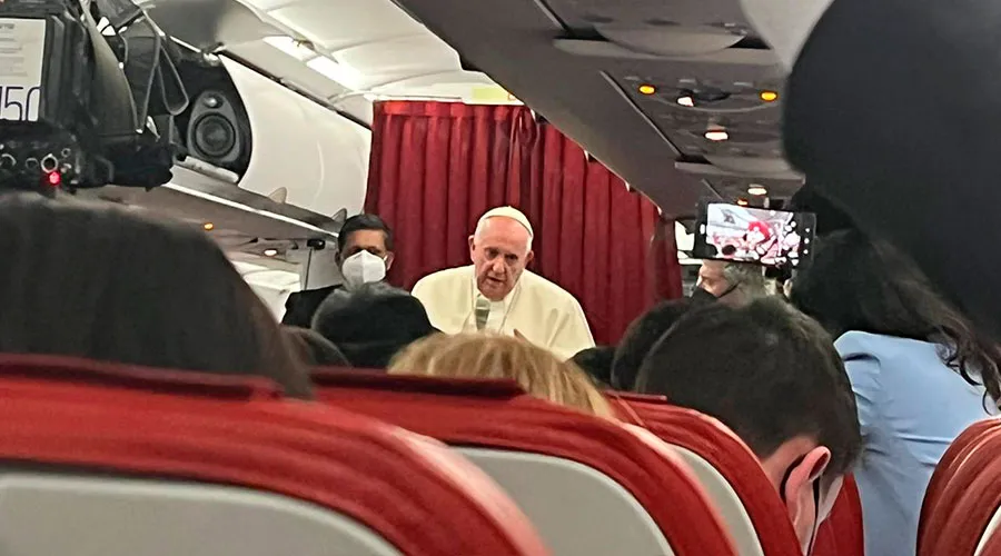 Papa Francisco habla de sus problemas de salud en vuelo de regreso a Roma