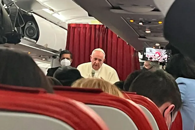 Papa Francisco habla de sus problemas de salud en vuelo de regreso a Roma