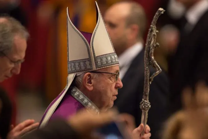 El Papa comienza jornada “24 horas para el Señor” confesándose y confesando a fieles