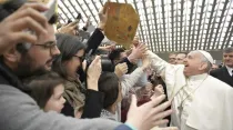El Papa saluda a los fieles antes de pronunciar su catequesis. Foto: Vatican Media