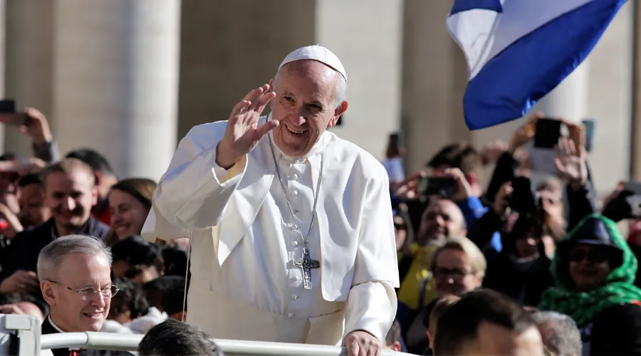 El Papa saluda a los fieles en la Plaza de San Pedro. Foto: Lucía Ballester / ACI Prensa?w=200&h=150
