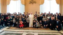 El Papa junto los jóvenes de Acción Católica. Foto: L'Osservatore Romano
