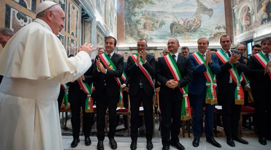El Papa Francisco con los alcaldes. Foto: L'Osservatore Romano?w=200&h=150