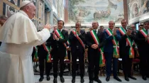 El Papa Francisco con los alcaldes. Foto: L'Osservatore Romano