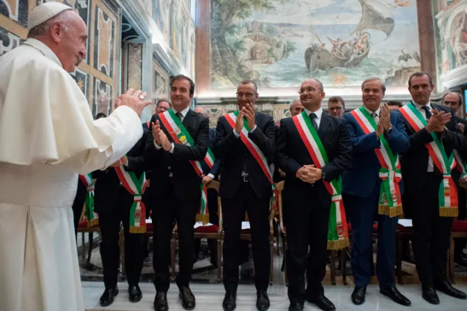 Papa Francisco a alcaldes: No sean ambiciosos y ayuden a los ciudadanos