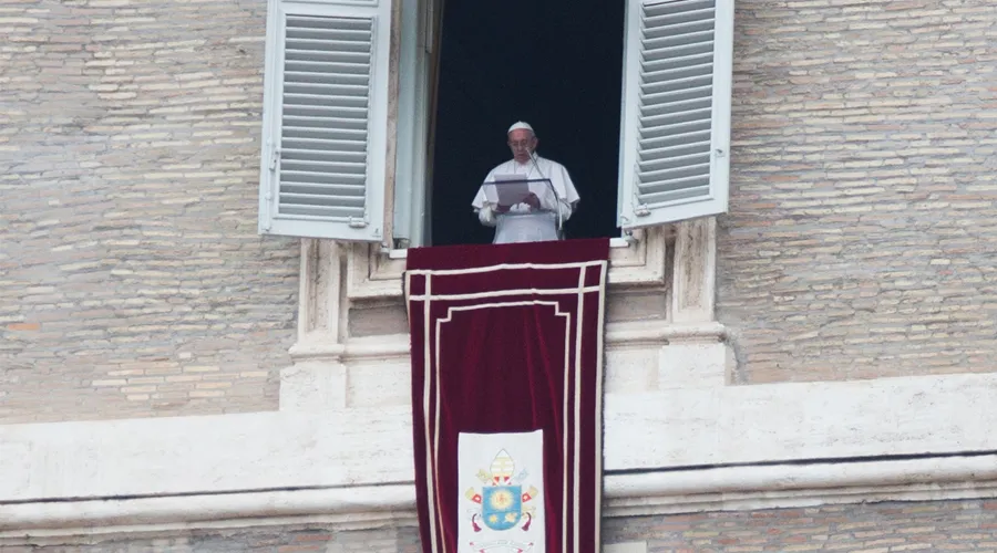 El Papa reza el Ángelus. Foto: Daniel Ibáñez / ACI Prensa?w=200&h=150