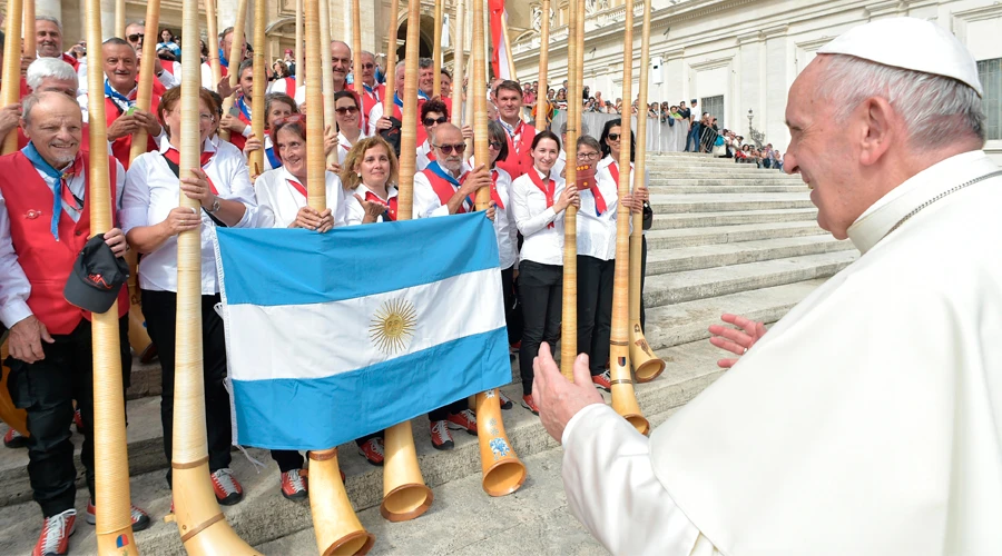 El Papa junto a algunos argentinos en la Audiencia General. Foto: L'Osservatore Romano?w=200&h=150