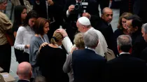El Papa saluda a familiares de las víctimas del ataque terrorista en Niza. Foto: Daniel Ibáñez / ACI Prensa