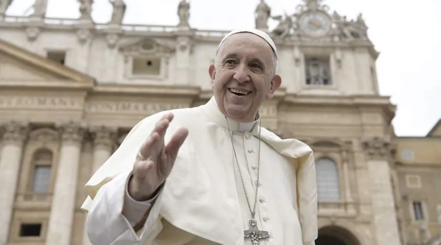El Papa saluda a os fieles durante la Audiencia General.Foto: Vatican Media