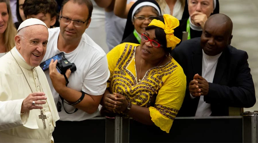 El Papa saluda a los fieles al comienzo de la Audiencia. Foto: Daniel Ibáñez / ACI Prensa?w=200&h=150