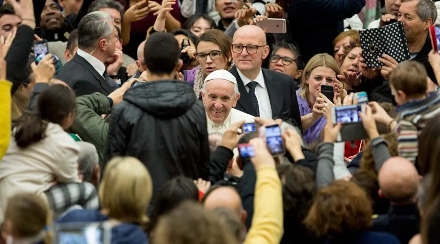 El Papa al entrar en el Aula Pablo VI para comenzar la Audiencia General. Foto: Daniel Ibáñez / ACI Prensa?w=200&h=150