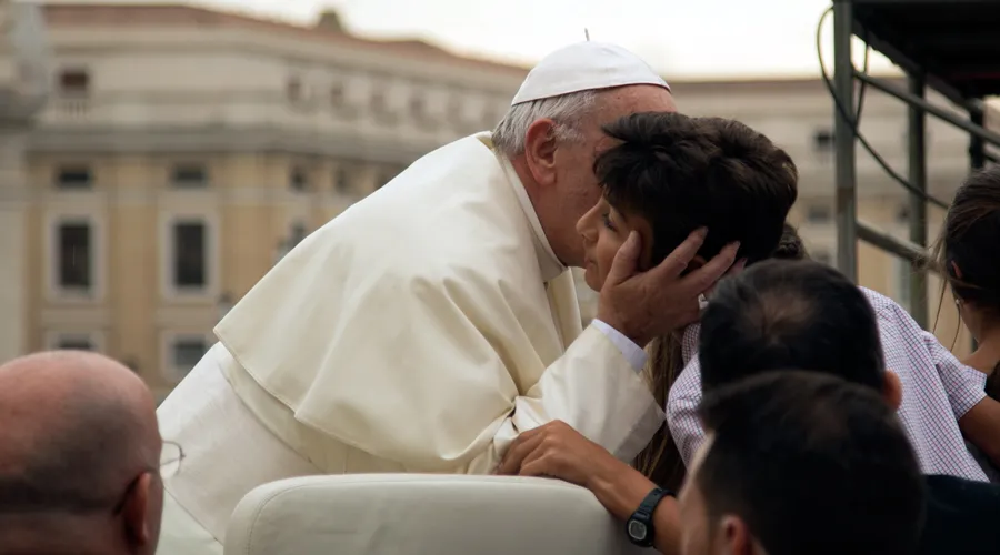 El Papa Francisco saluda a un niño durante la Audiencia. Foto: Marina Testino / ACI Prensa?w=200&h=150
