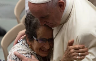 El Papa abraza a un peregrino durante la Audiencia General. Foto: Daniel Ibu00e1u00f1ez / ACI Prensa 