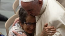 El Papa abraza a un peregrino durante la Audiencia General. Foto: Daniel Ibu00e1u00f1ez / ACI Prensa