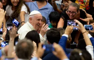 El Papa Francisco al entrar en el Aula Pablo VI para la Audiencia. Foto: Daniel Ibáñez / ACI Prensa 