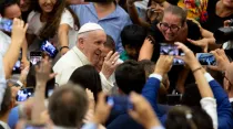 El Papa Francisco al entrar en el Aula Pablo VI para la Audiencia. Foto: Daniel Ibáñez / ACI Prensa