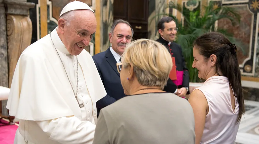 El Papa saluda a algunos artistas ambulantes. Foto: L'Osservatore Romano