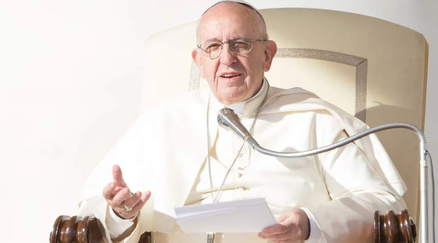 El Papa mientras pronuncia la catequesis. Foto: Daniel Ibáñez / ACI Prensa?w=200&h=150