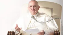 El Papa mientras pronuncia la catequesis. Foto: Daniel Ibáñez / ACI Prensa