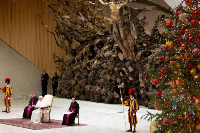El Papa critica a los que quieren borrar el significado de la Navidad y marginar la fe