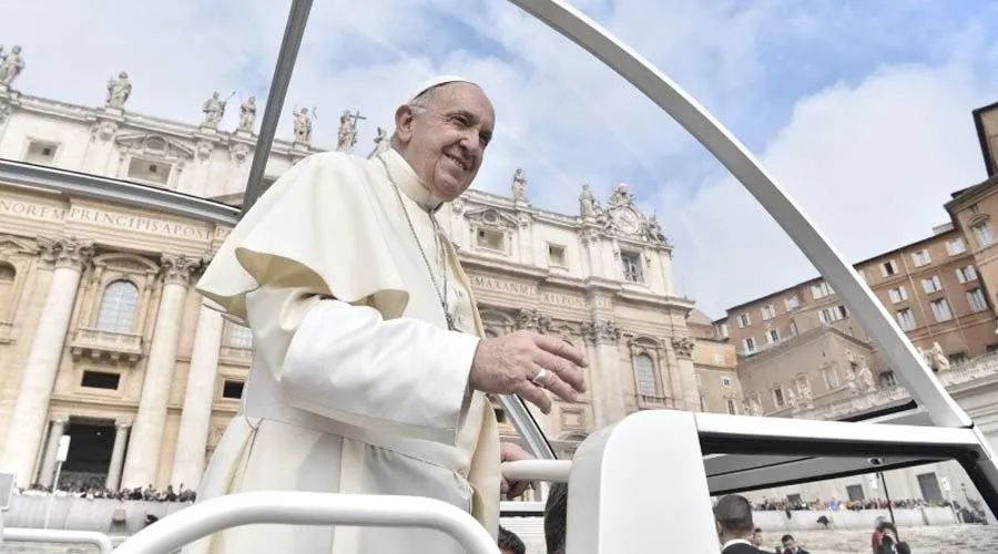 El Papa saluda a los fieles durante la Audiencia. Foto: Vatican Media?w=200&h=150