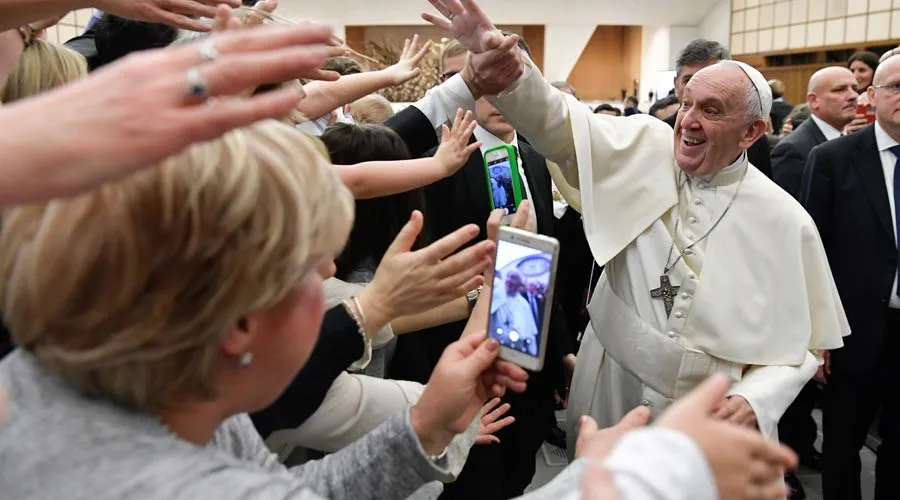 El Papa saluda a su llegada al encuentro. Foto: Vatican Media