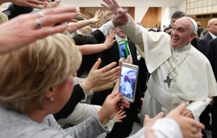 El Papa saluda a su llegada al encuentro. Foto: Vatican Media  