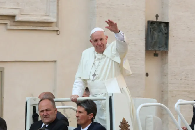  Papa Francisco acoge a 2 víctimas de abusos sexuales