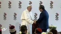 El Papa saluda al Presidente de Egipto. Foto: Captura Youtube