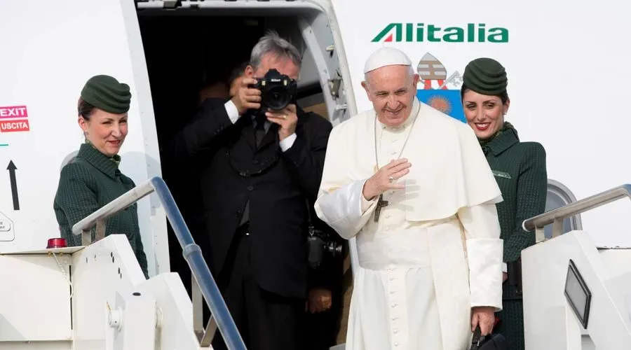 El Papa Francisco a punto de subir al avión que lo llevó a Ginebra. Foto: Daniel Ibáñez / ACI Prensa