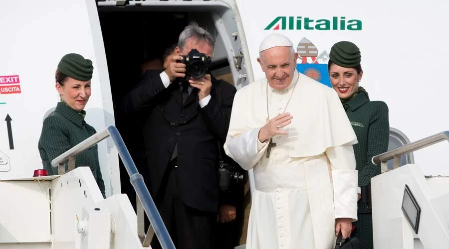 El Papa Francisco a punto de subir al avión que lo llevó a Ginebra. Foto: Daniel Ibáñez / ACI Prensa?w=200&h=150