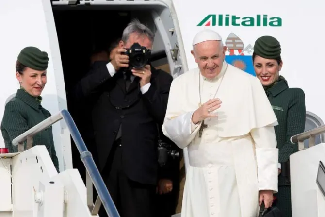 Papa Francisco llega a Ginebra para hablar de ecumenismo, paz y unidad