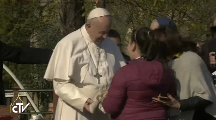 El Papa recibe algunos regalos. Foto: Captura Youtube?w=200&h=150