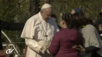 El Papa recibe algunos regalos. Foto: Captura Youtube