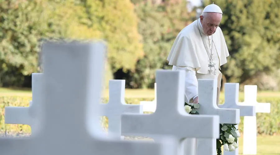 El Papa Francisco en el cementerio norteamericano de Neptuno. Foto: L'Osservatore Romano