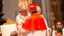 El Papa saluda a uno de los nuevos cardenales. Foto: Daniel Ibáñez / ACI prensa